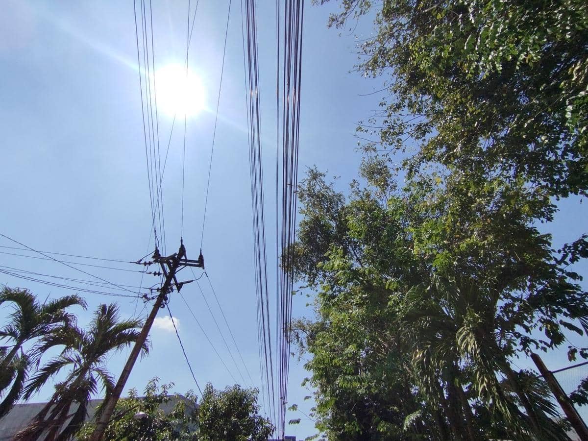 Matahari menyinari Kota Semarang saat siang hari. (IDN Times/Dhana