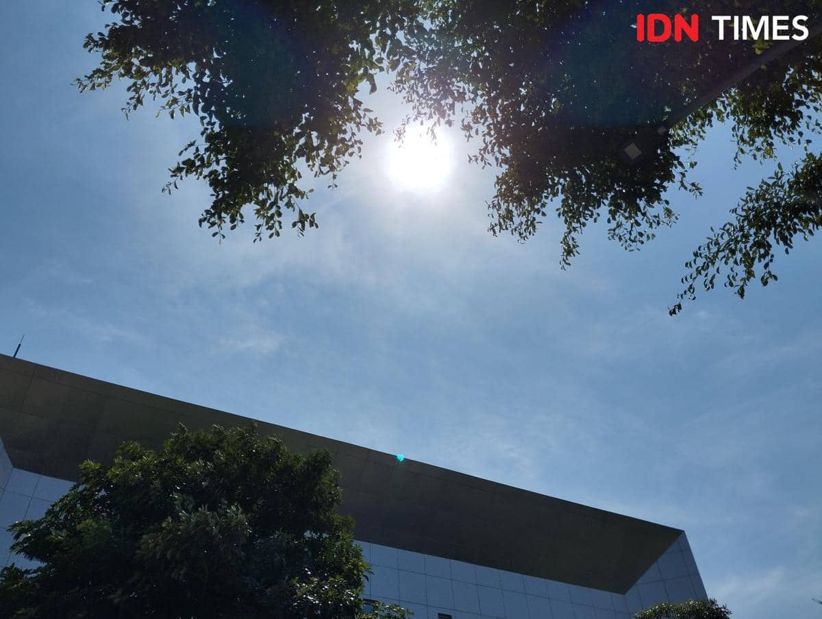 Cuaca Semarang Jumat: Cerah Berawan tapi Suhu 33°C, Siang Panas Gerah Pol!