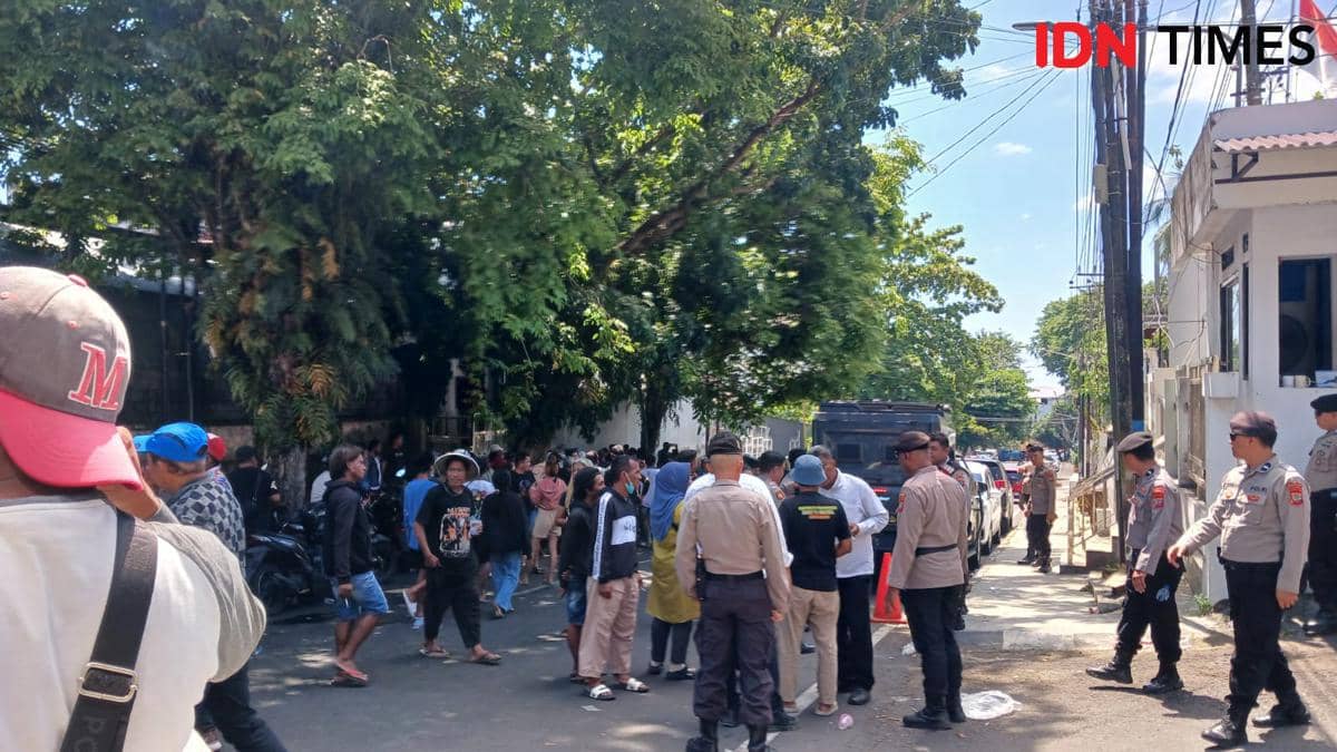 Sejumlah pedagang Pasar Bersehati berdemo di depan Kantor BPKP Sulawesi Utara pada Senin, 27 Juli 2026.