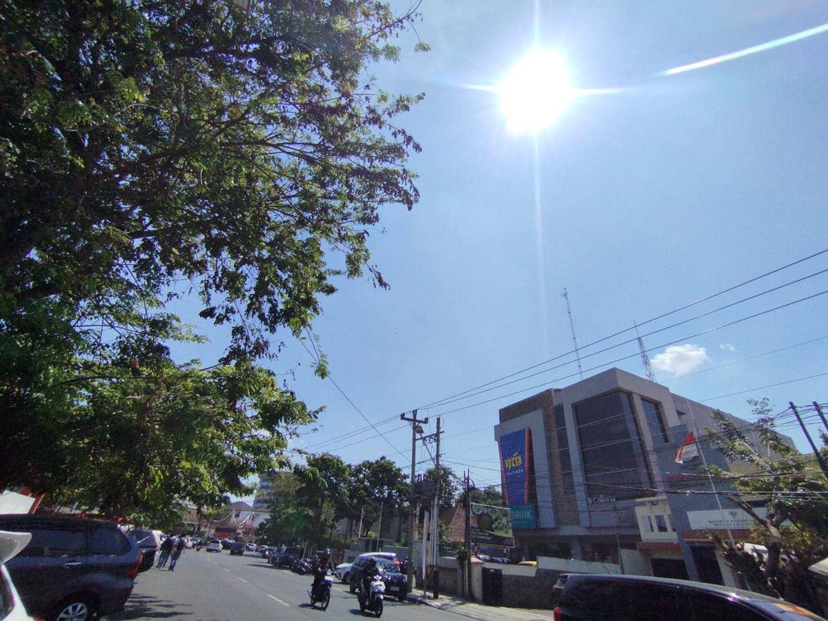 Matahari menyinari Kota Semarang saat siang hari. (IDN Times/Dhana Kencana)