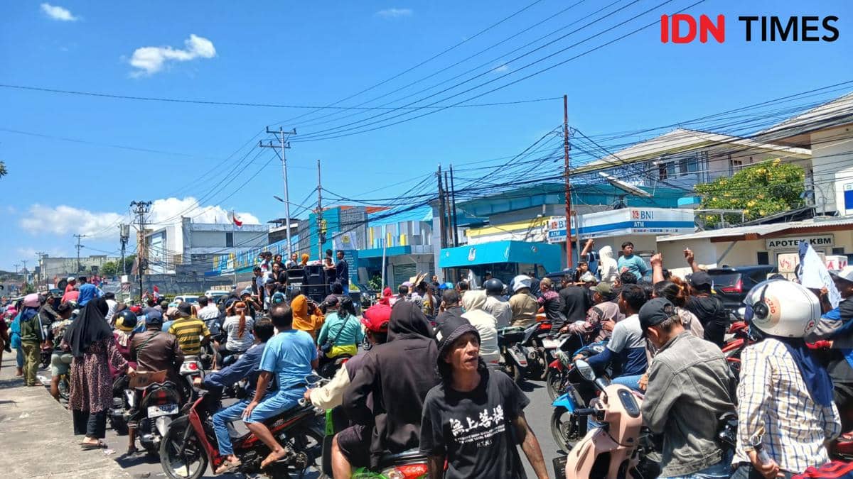 Sejumlah pedagang Pasar Bersehati berjalan beriringan dari Mapolda Sulawesi Utara menuju Kantor BPKP Sulut.
