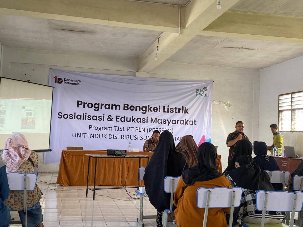 Edukasi soal konversi kendaraan BBM ke listrik yang dilakukan komunitas motor listrik sekolah binaan PLN UID Sumut (dok.PLN)