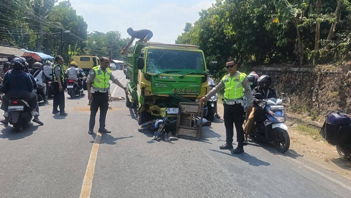 Nyalip Mobil di Tikungan, Pemotor di Pringsewu Tewas Tabrak Truk Pasir