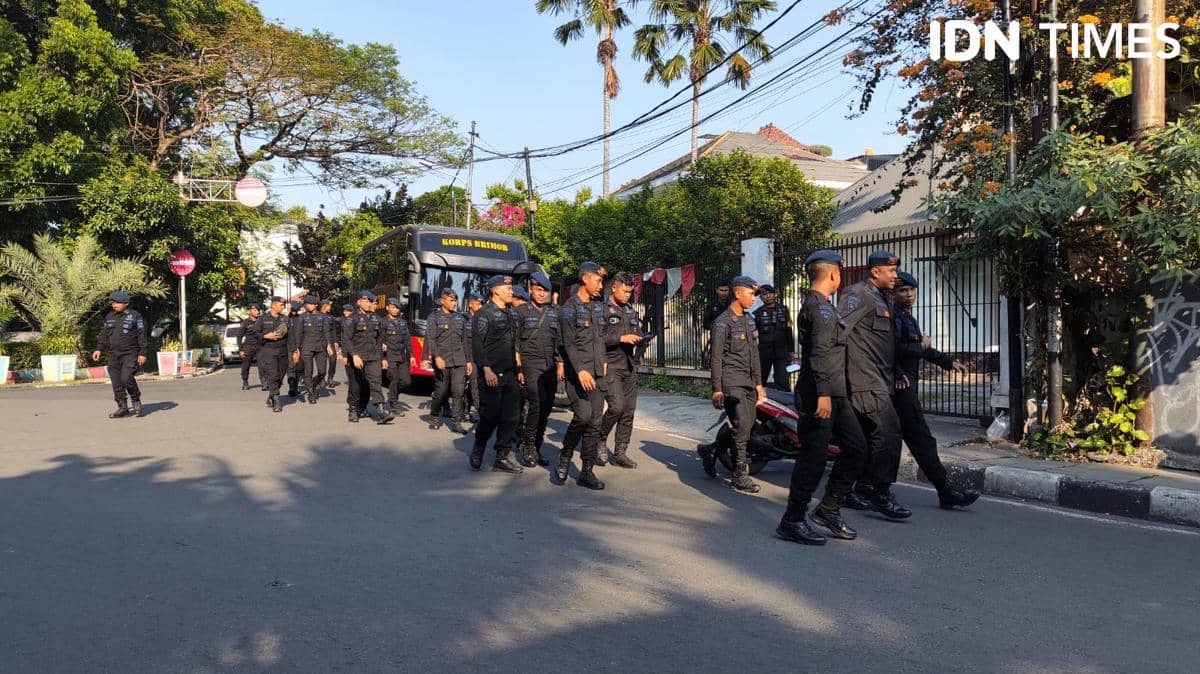 Puluhan Brimob Masih Berjaga Pascabentrok di Jalan Tambak Matraman