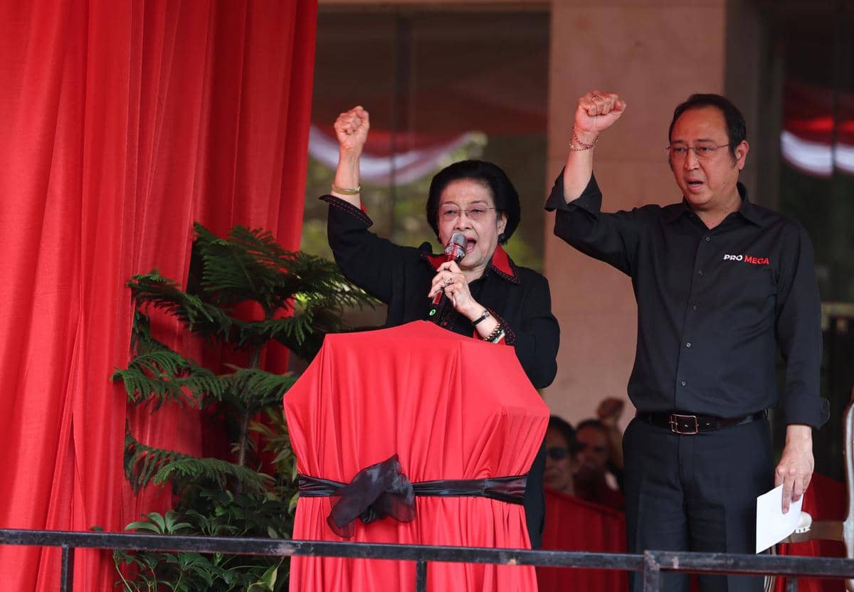Ketua Umum DPP PDI Perjuangan sekaligus Presiden ke-5 RI, Megawati Soekarnoputri, meresmikan Monumen Peristiwa Kudatuli di halaman Kantor DP