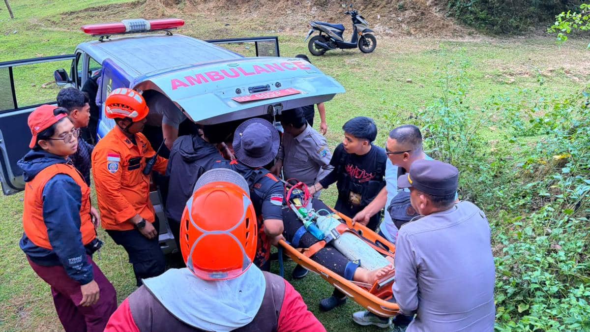 Tim SAR mengevakuasi enam mahasiswa yang mendaki di kawasan Goa Kalibbong Alloa, Desa Belae, Kecamatan Minasatene, Kabupaten Pangkajene dan 