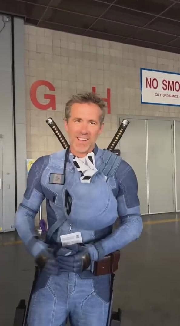 Ryan Reynolds menyamar sebagai Deadpool saat menghadiri SDCC 2026, seperti diunggah akun Instagram Varsity Reynolds.