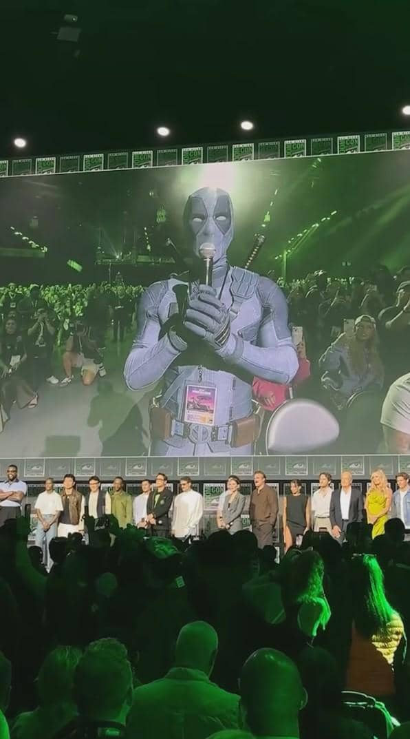 Ryan Reynolds menyamar sebagai Deadpool dengan kostum merah dan hitam saat menghadiri San Diego Comic-Con 2026.
