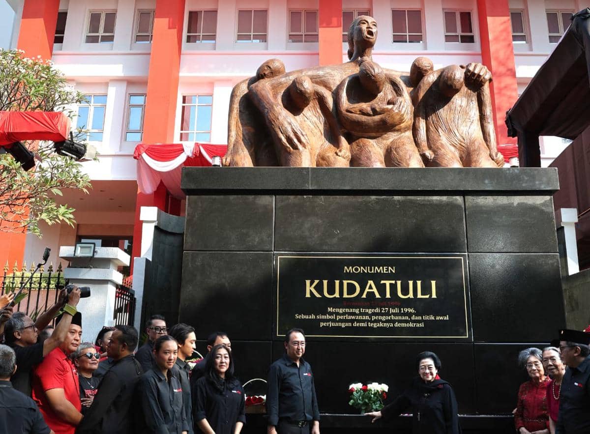 Ketua Umum DPP PDI Perjuangan sekaligus Presiden ke-5 RI, Megawati Soekarnoputri, meresmikan Monumen Peristiwa Kudatuli di halaman Kantor DP