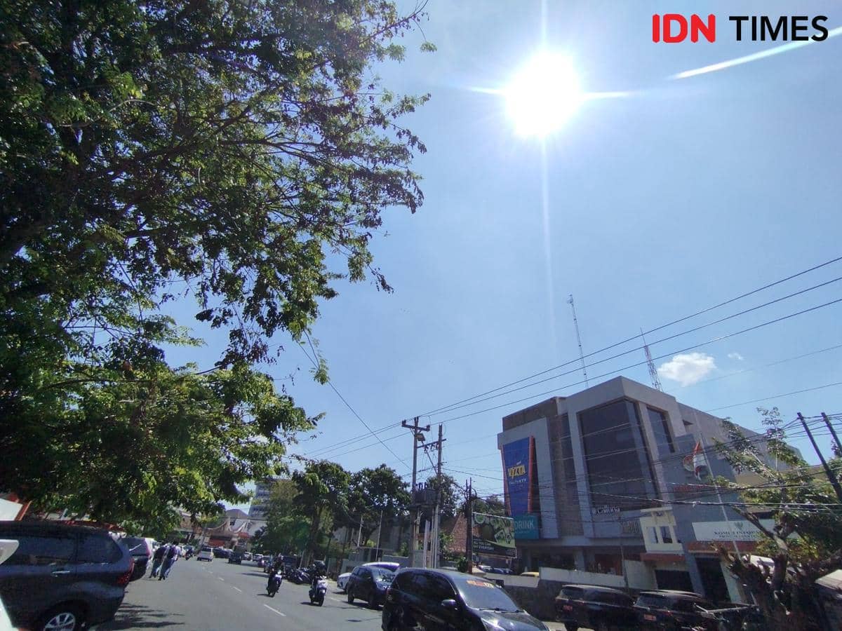 Matahari menyinari Kota Semarang saat siang hari. (IDN Times/Dhana Kencana)