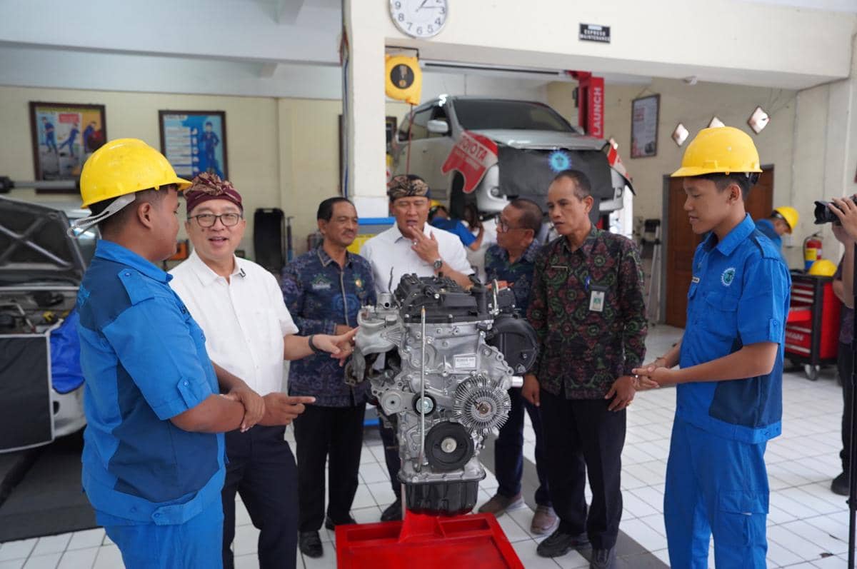 TMMIN Perluas Program Vokasi ke Bali, Donasikan Mesin Kendaraan ke SMK