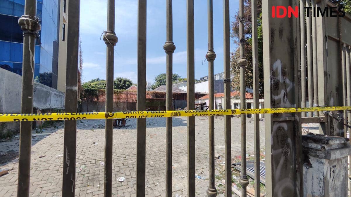 Suasana pascabentrok di sekitar Jalan Tambak, Menteng, Jakarta Pusat pada Senin (27/7/2026). 