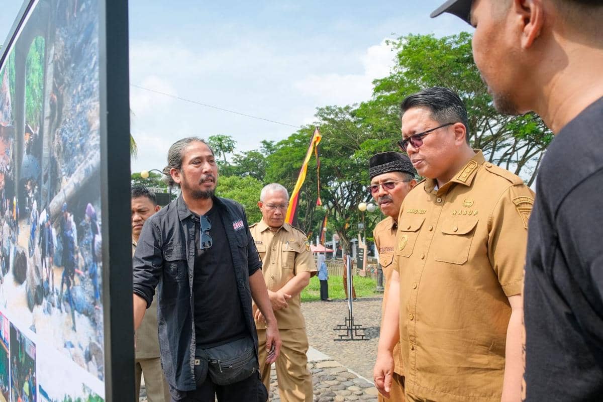 Wakil Bupati Tanah Datar melihat salah satu foto yang dipamerkan (Foto: PFI Padang)