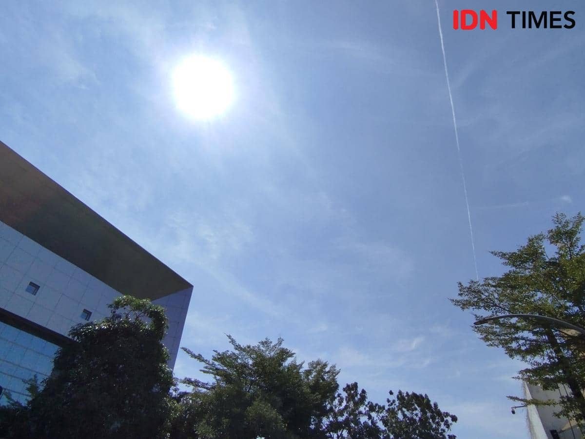 Matahari menyinari Kota Semarang saat siang hari. (IDN Times/Dhana Kencana)