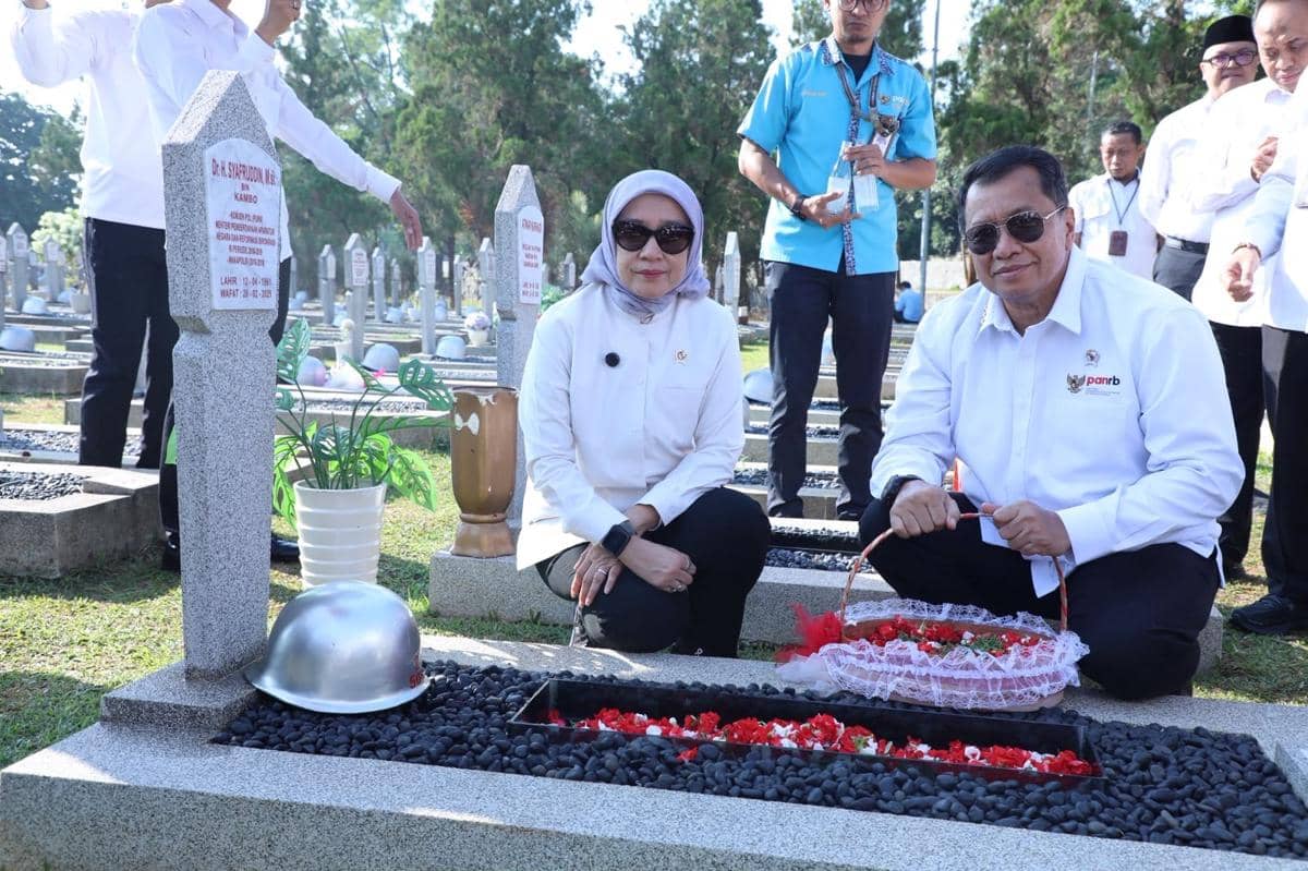 Awali Rangkaian Hari Jadi ke-67, Kemenpan RB Ziarahi Makam Menteri