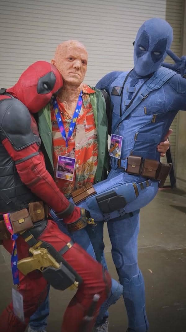 Ryan Reynolds menyamar sebagai Deadpool dengan kostum merah dan hitam saat menghadiri San Diego Comic-Con 2026.