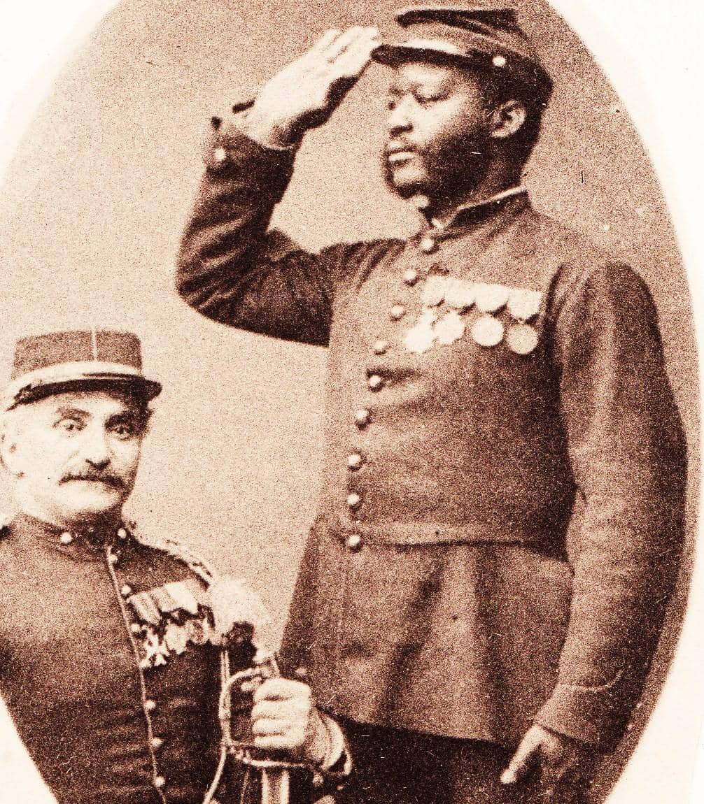 Weenen,_B_van_en_Afrika_korporaal_de_Leeuw.jpg