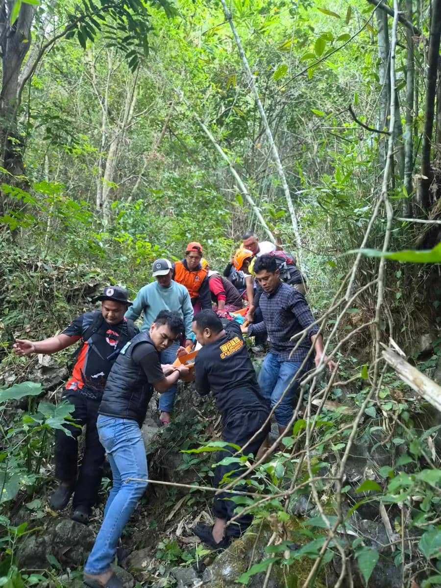 Tim SAR mengevakuasi enam mahasiswa yang mendaki di kawasan Goa Kalibbong Alloa, Desa Belae, Kecamatan Minasatene, Kabupaten Pangkajene dan 