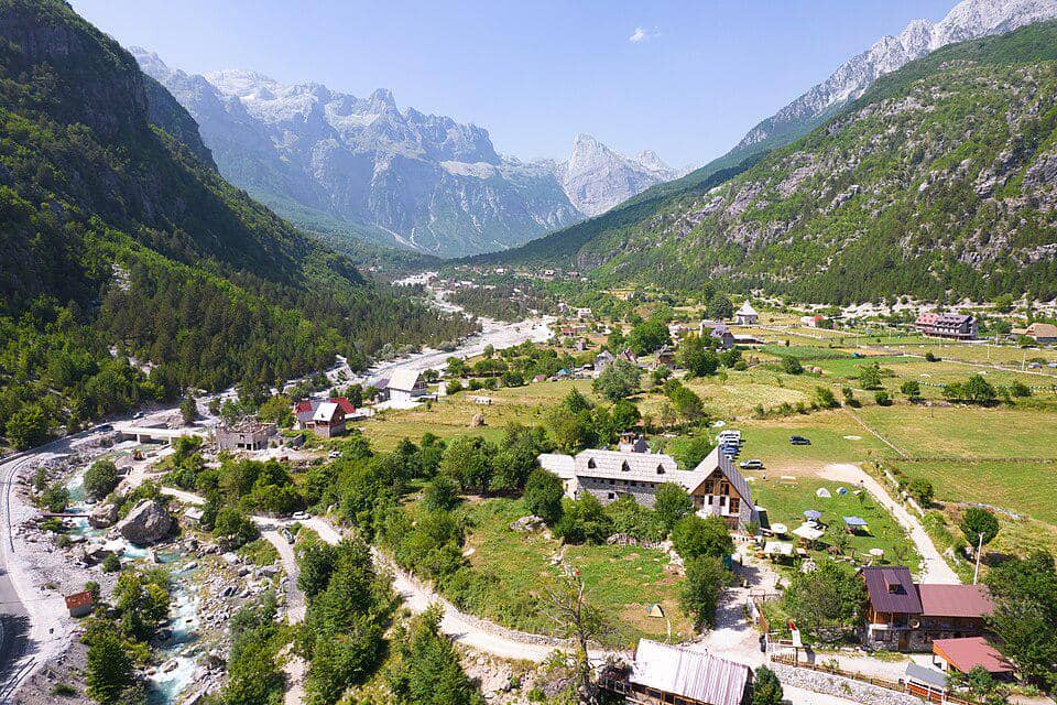 Desa Theth di Albania