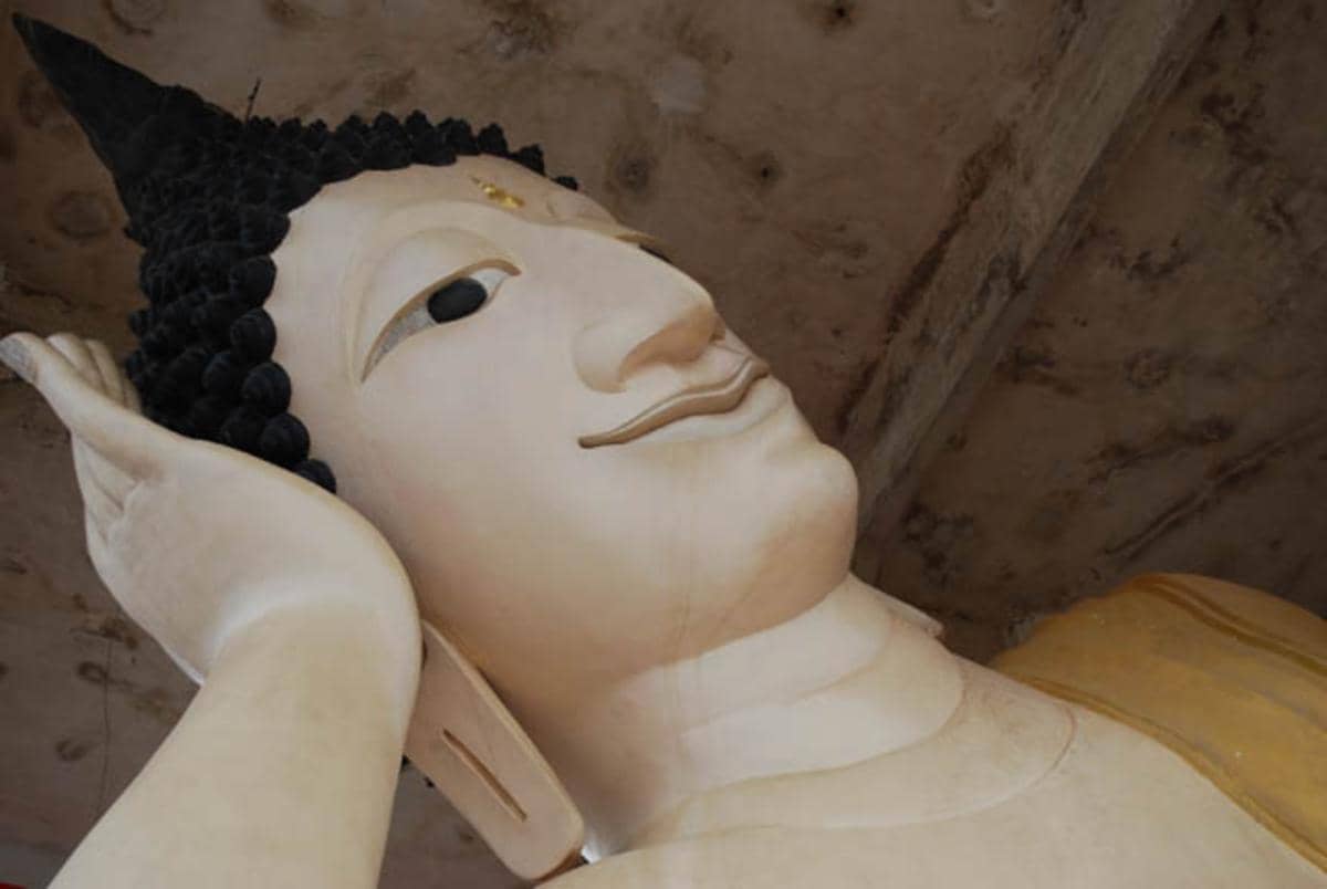 potret patung Buddha tidur di Wat Hat Yai Nai