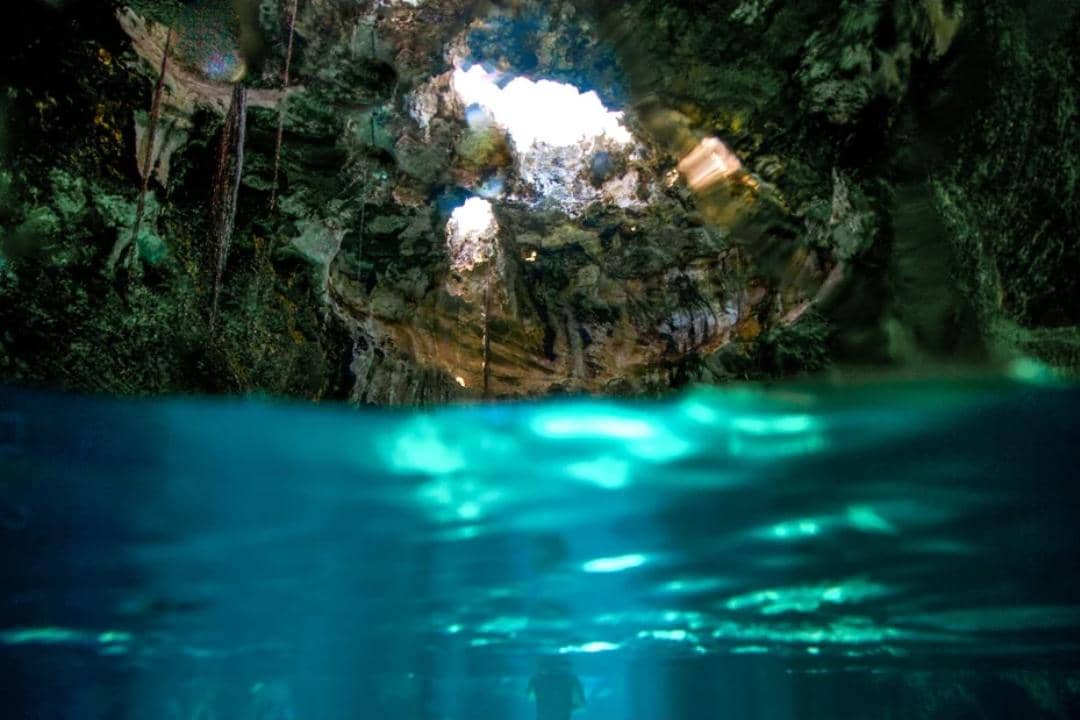 ilustrasi Thunderball Grotto