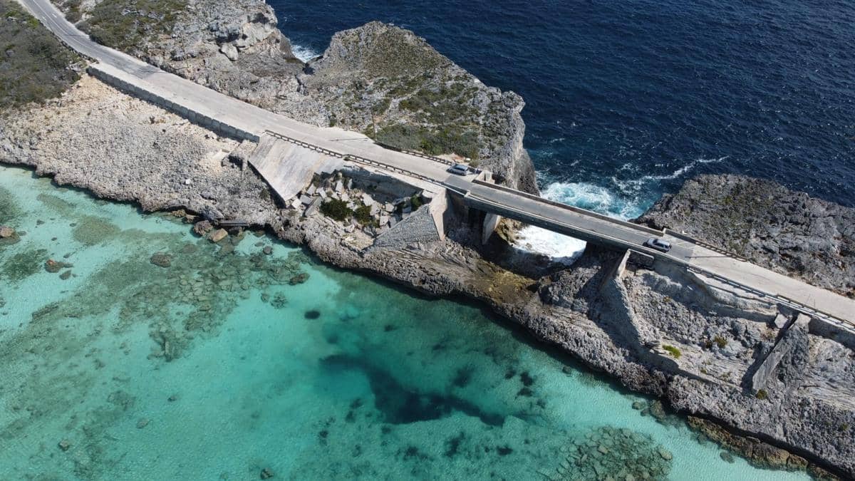 ilustrasi Glass Window Bridge di Bahamas
