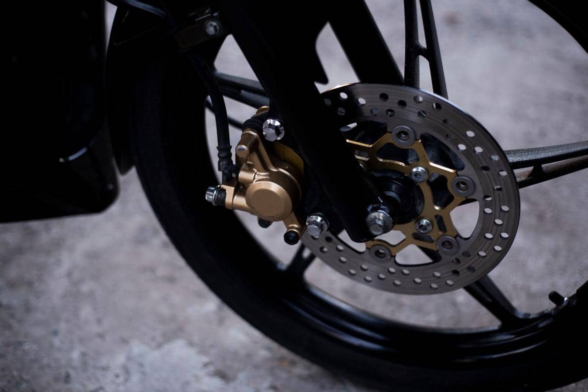 Piringan Rem Motor Kena Oli? Jangan Langsung Dipakai Jalan!