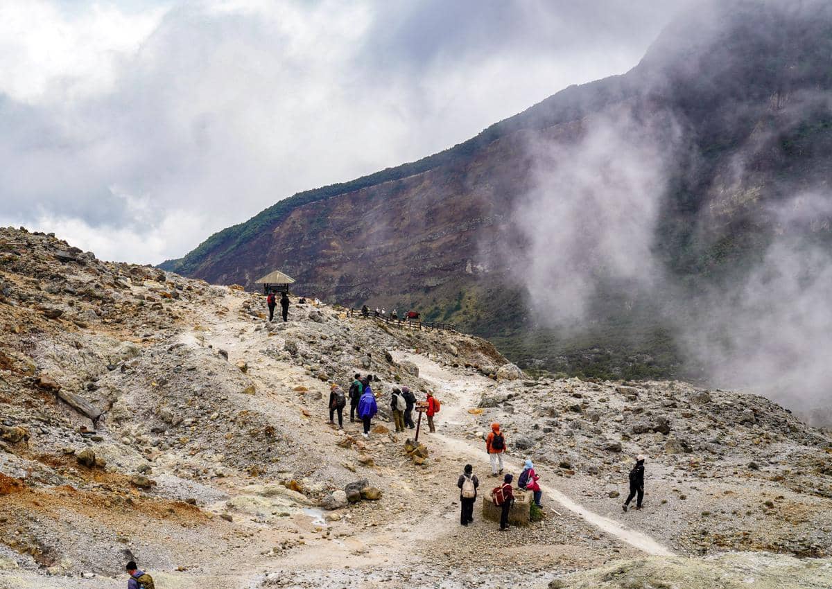 ilustrasi mendaki gunung