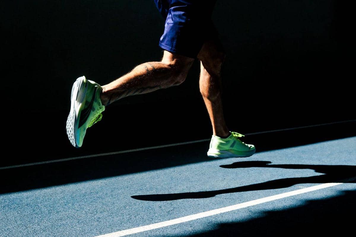 4 Perbedaan Sepatu Lari Stability dan Neutral, Mana yang Cocok?