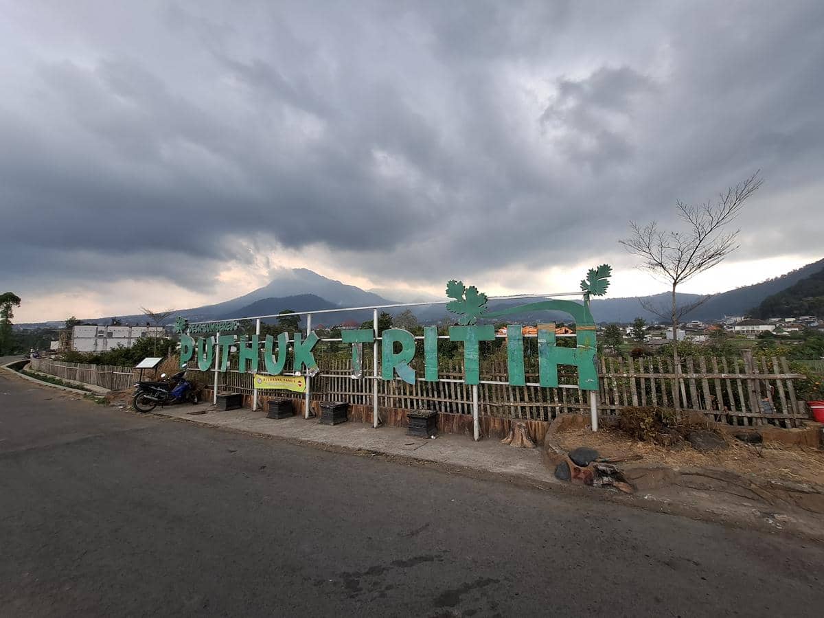 Menikmati Senja yang Tenang di Puthuk Tritih Kota Batu