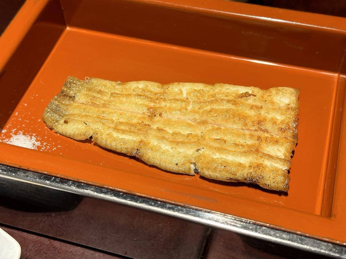 Ilustrasi shirayaki, hidangan Jepang berupa belut panggang tanpa saus yang disajikan sebagai makanan tradisional.
