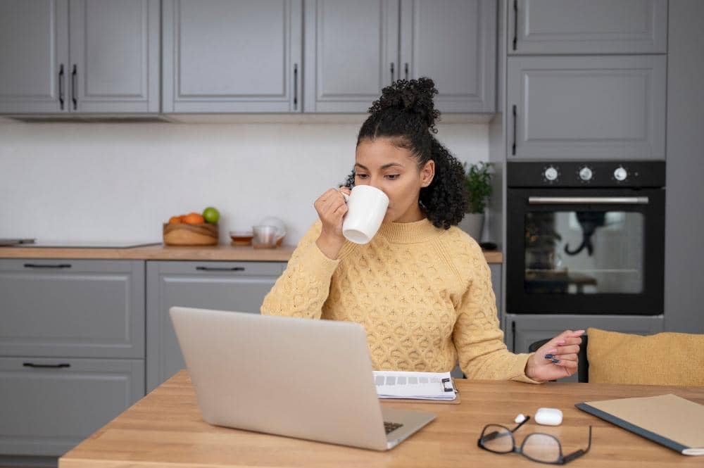 ilustrasi wanita work from home