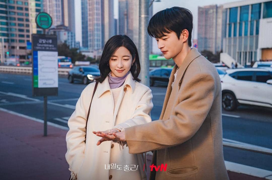 Park Ji Hyun dan Seo In Guk di drama See You at Work Tomorrow!