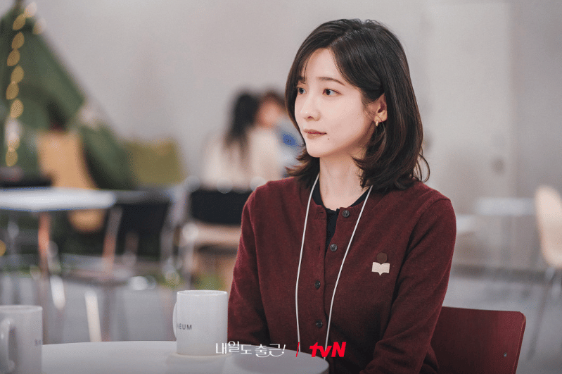 Park Ji Hyun di drama See You at Work Tomorrow!