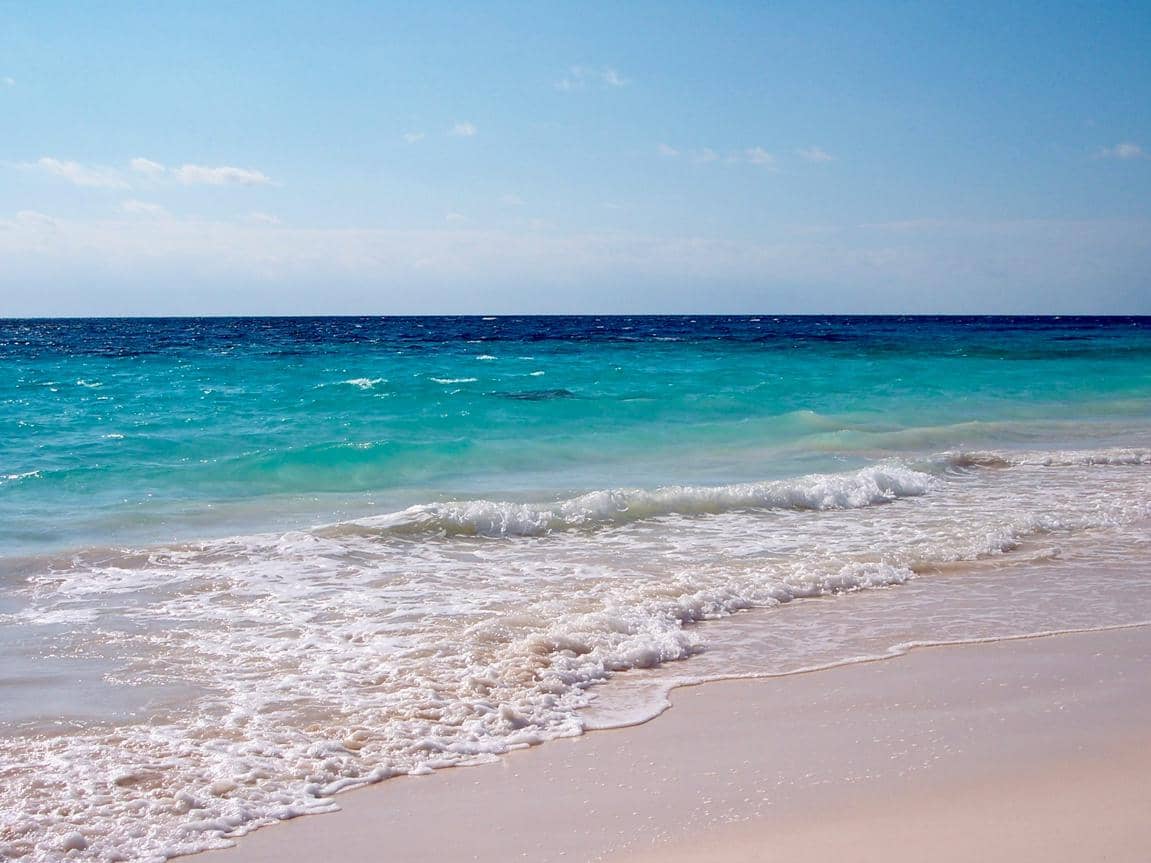 ilustrasi pantai di Bermuda