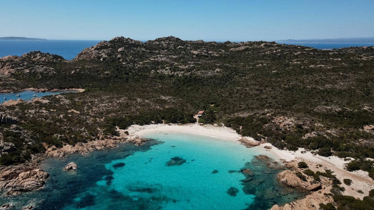 ilustrasi panorama pantai di Sardinia, Italia