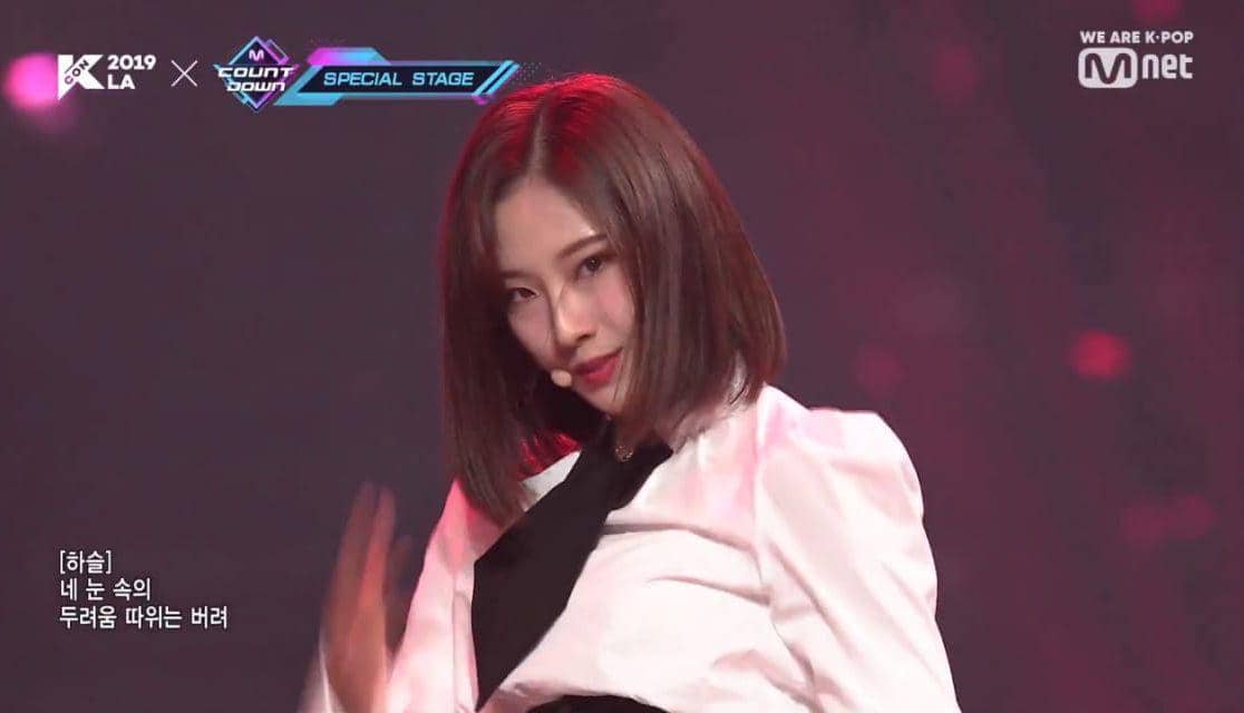 Cuplikan penampilan LOONA