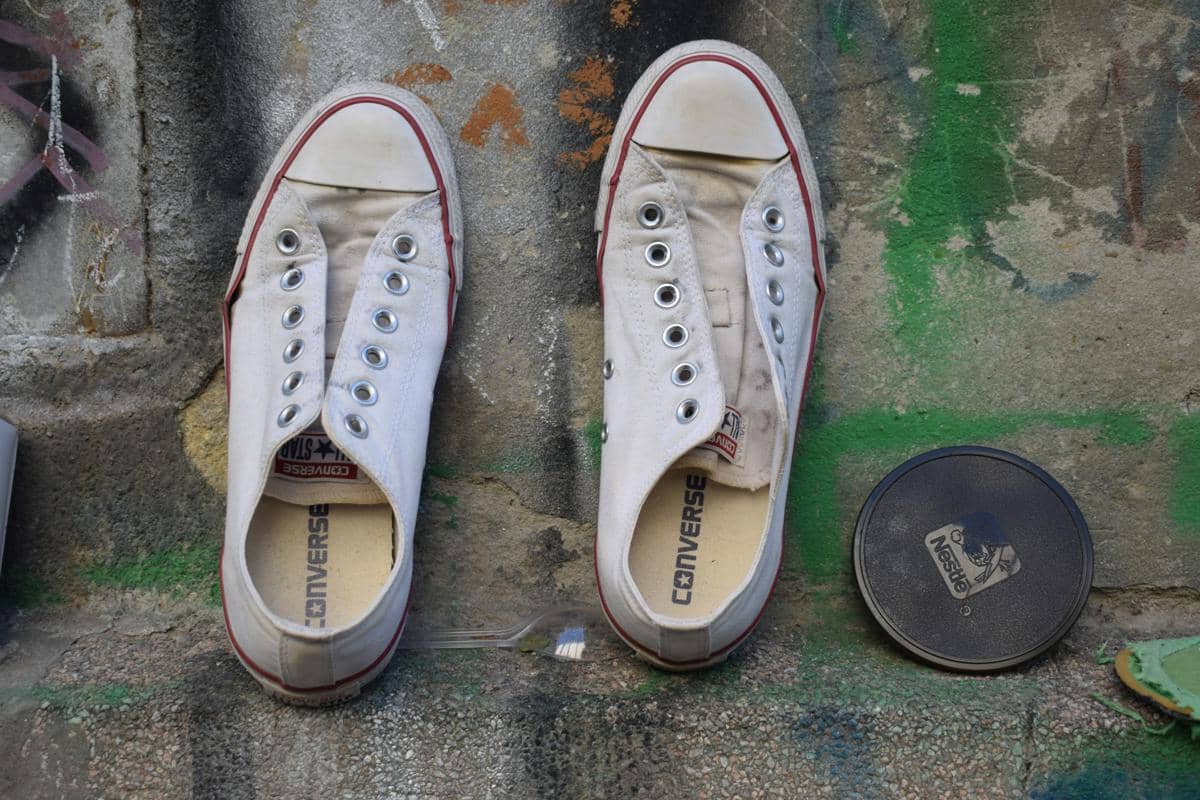 ilustrasi sepatu yang sedang dijemur