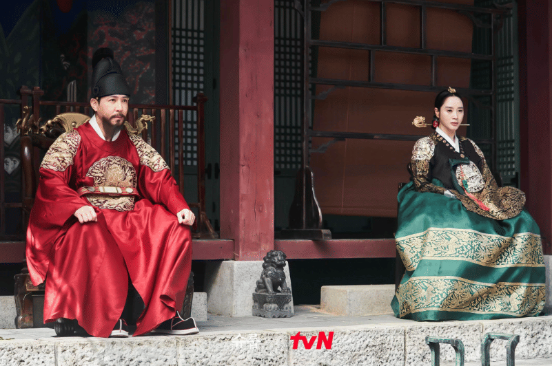 Choi Won Young dan Kim Hye Soo di drama Under the Queen's Umbrella