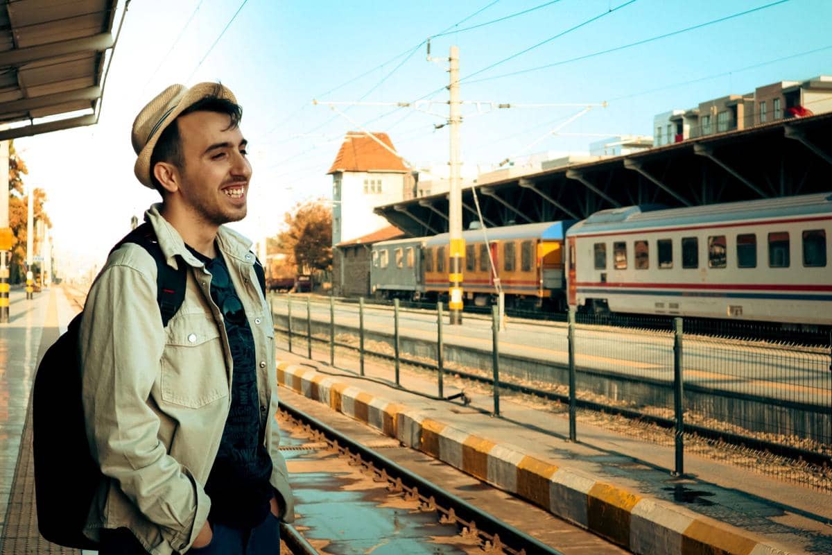 ilustrasi cowok solo traveling