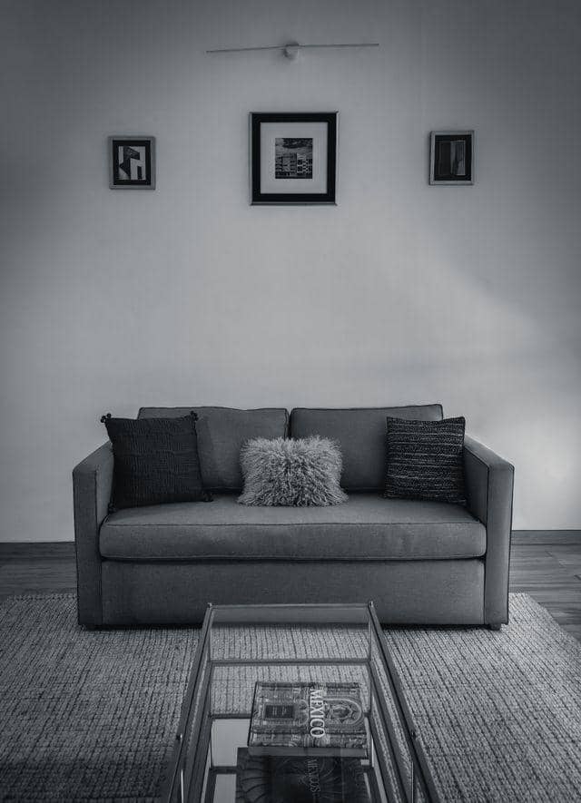 ilustrasi sofa warna abu-abu gelap