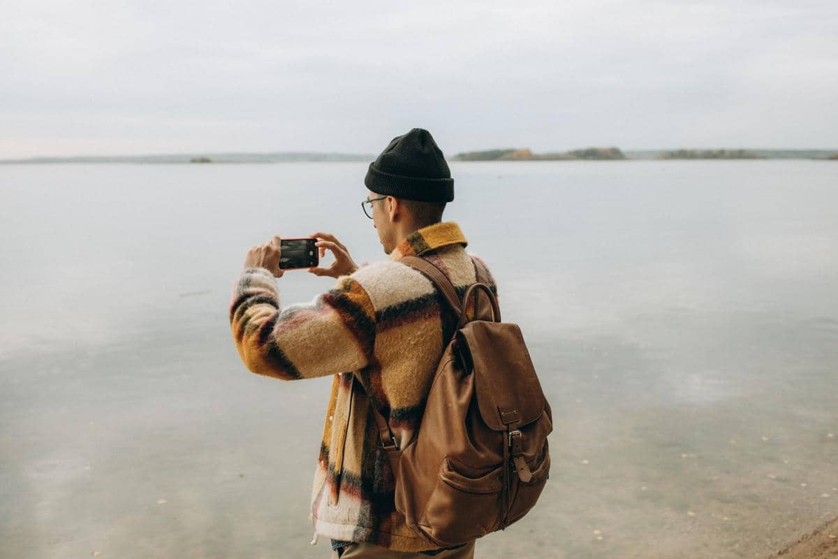 ilustrasi cowok solo traveling