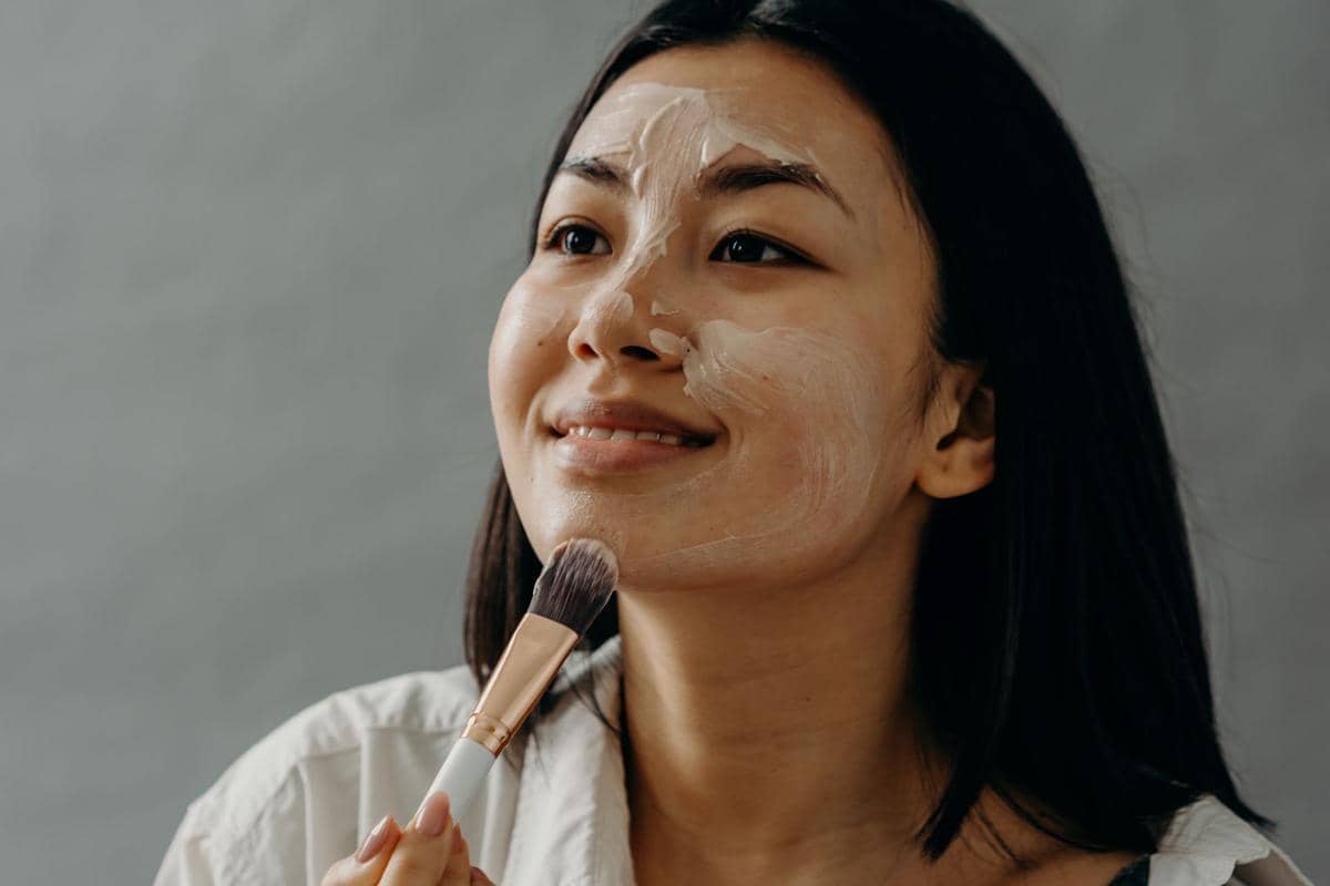 4 Cara Mengakali Foundation yang Terlalu Terang, Gak Harus Ganti!