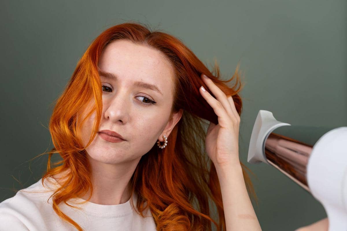 menggunakan hair dryer 