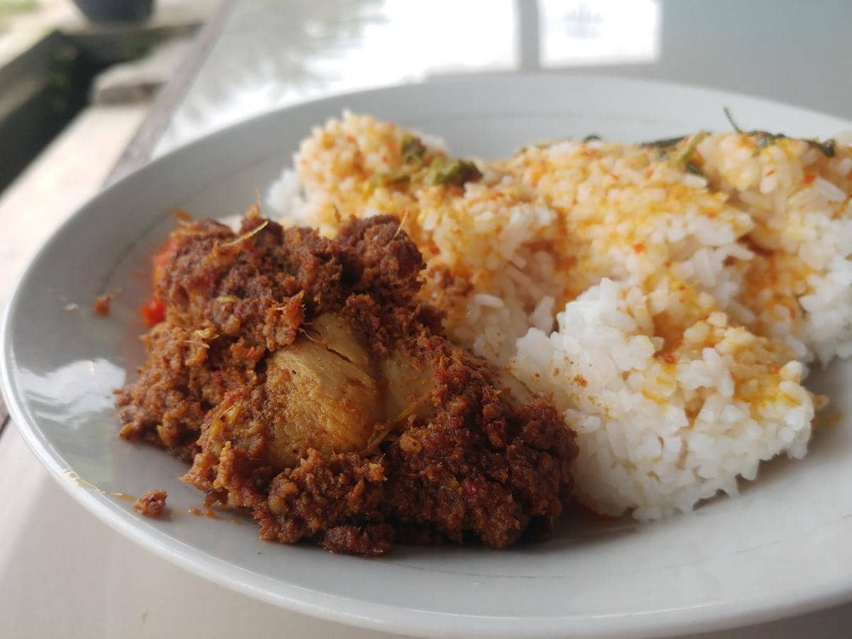 ilustrasi  rendang ayam kampung