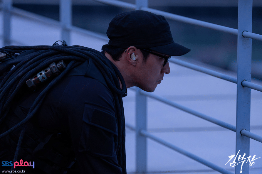 Still cut drama Agent Kim Reactivated produksi SBS yang digunakan sebagai materi promosi serial tersebut.