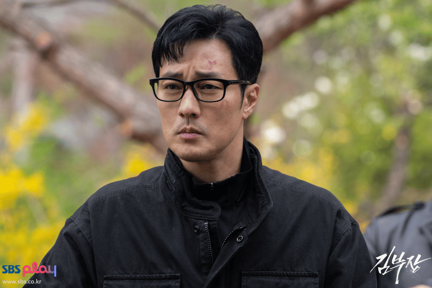 Still cut drama Agent Kim Reactivated produksi SBS yang menampilkan para karakter dalam salah satu adegan serial.