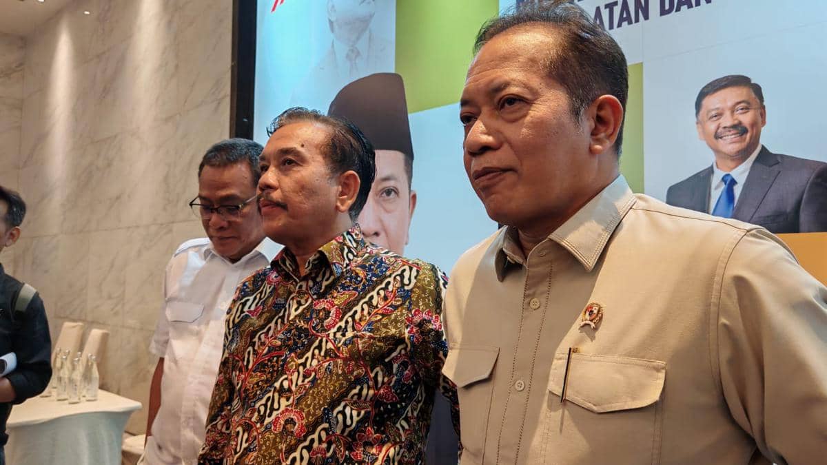 Menteri Koperasi, Ferry Juliantono bersama Ketua Dewan Direktur GREAT Institute, Syahganda Nainggolan (IDN Times/Ilman Nafi'an)