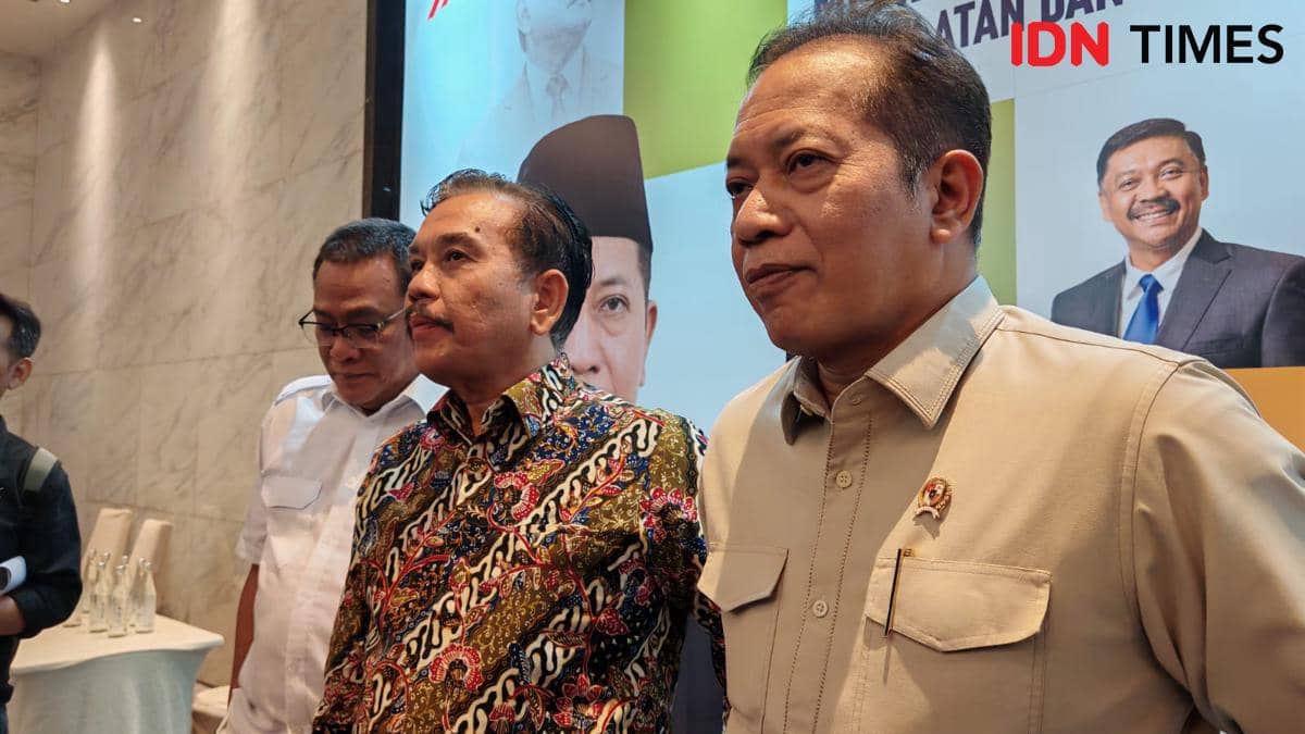 Menteri Koperasi, Ferry Juliantono bersama Ketua Dewan Direktur GREAT Institute, Syahganda Nainggolan (IDN Times/Ilman Nafi'an)