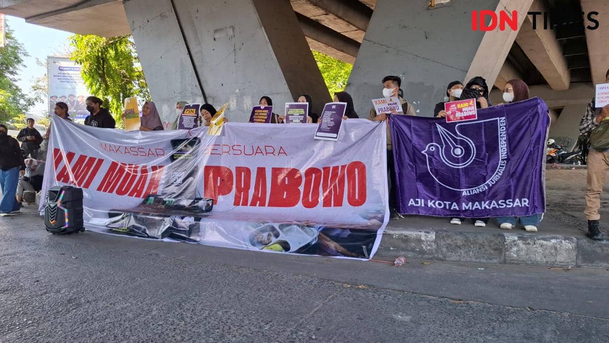 Jurnalis media cetak, online, radio, dan televisi menggelar aksi unjuk rasa di bawah jembatan Fly Over, A.P Pettarani, Kota Makassar, Sulawe